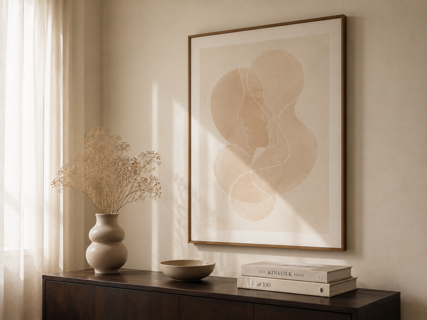 Minimalistisch kunstwerk met lijntekening van een vrouw in warme beige tinten
